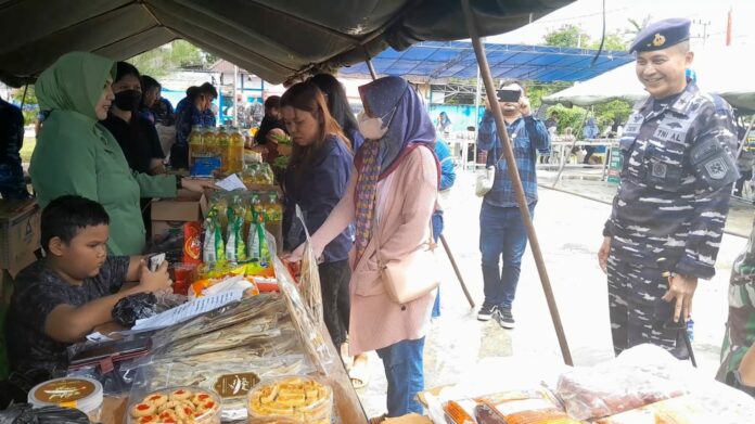Bantu Penuhi Kebutuhan Jelang Lebaran, TNI Gelar Bazar Murah