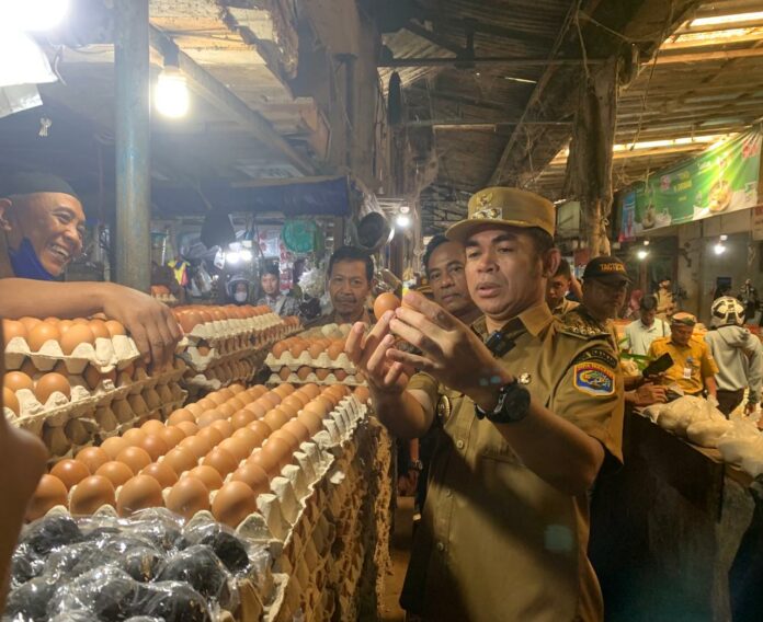 Sidak ke Pasar Gusher, Bustan Temukan Pedagang Jual Beras SPHP di Atas HET