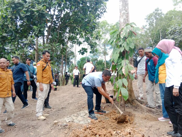 Bupati Bulungan Libatkan DPMD dan Kepala Desa Tanam Bibit Pohon Endemik di Hutan Kota