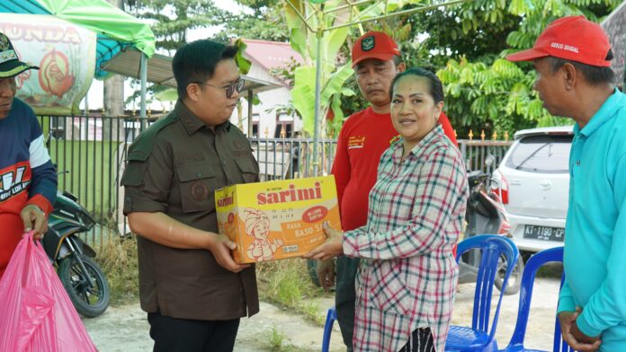 Wabup Kukar Rendi Solihin Salurkan Bantuan untuk Korban Kebakaran di Tenggarong