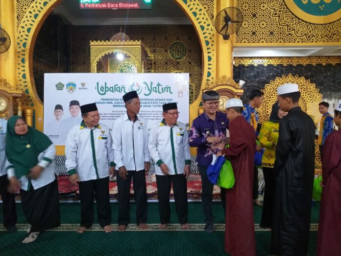 Ibrahim Ali Bagikan Sejumlah Paket Bantuan di Kegiatan Lebaran Yatim