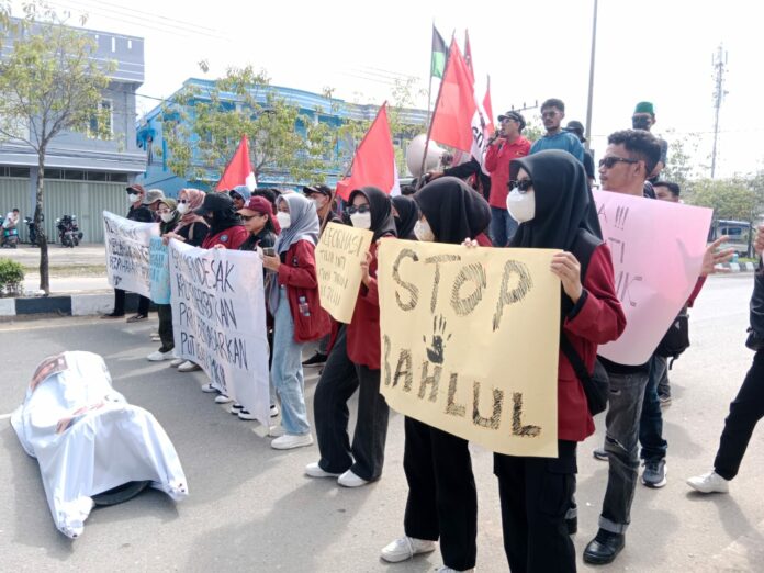 Aksi Massa Desak KPU Terbitkan PKPU, Sindir dengan Tulisan 'Stop Bahlul'