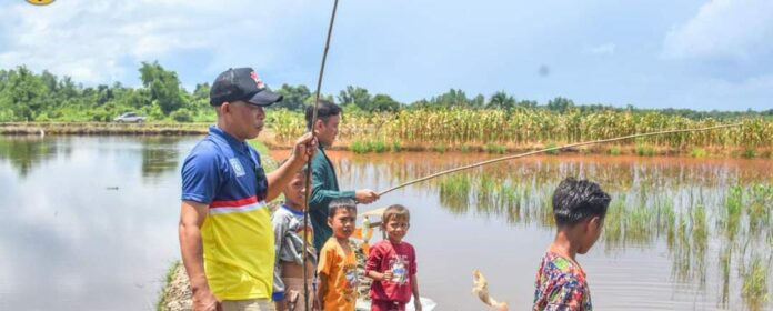 Syarwani Apresiasi Sistem Pertanian Terpadu Perikanan Kelompok Tani di Lubuk Manis