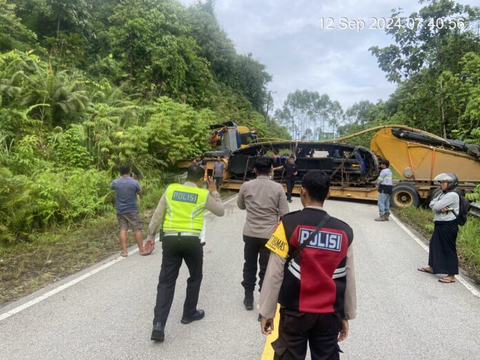 Truck Trailer Lepas Kendali di Tanjakan Desa Mentadau, Arus Lalu Lintas Sempat Terhenti