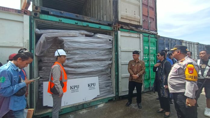 Pj Wali Kota Tarakan Tinjau Kedatangan Logistik Pilkada 2024