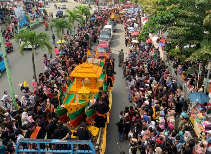 Antusiasme Warga Tarakan Saksikan Pawai Budaya Sambut Iraw Tengkayu XIII