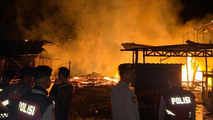 7 Rumah di Desa Jelarai Ludes Terbakar Dilahap Si Jago Merah