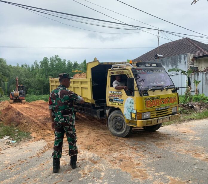 Warga, Orang Tua Murid, dan ASN Bangun Jalan Secara Swadaya