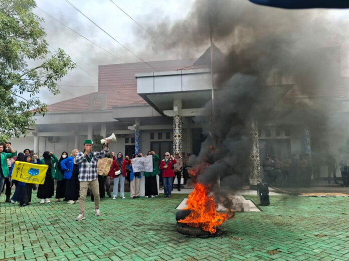 Gabungan Mahasiswa Desak Oknum Guru Cabul Diberhentikan Secara Paksa