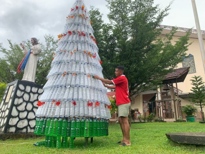 Gereja Santa Maria Imakulata Tarakan Sulap Botol Air Mineral Bekas Jadi Pohon Natal