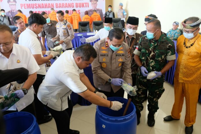 Polda Kaltara Musnahkan 790 Botol Miras dan Narkotika