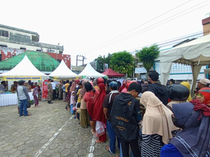 Berburu Sembako Murah, Warga Tarakan Rela Antre di Halaman Masjid Al Ma’arif