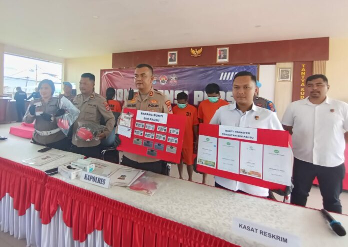 Polisi Bongkar Sindikat Pembuat SIM Palsu, 4 Pelaku Ditahan