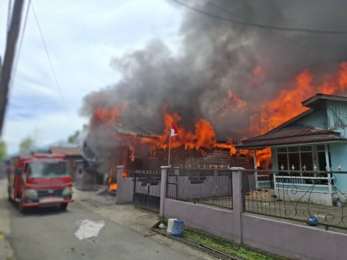 Jago Merah Lalap Rumah di Gang Merudung