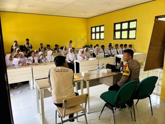 Bhabinkamtibmas Sekatak Sosialisasi Bahaya Narkoba di SMPN 02 Bengara