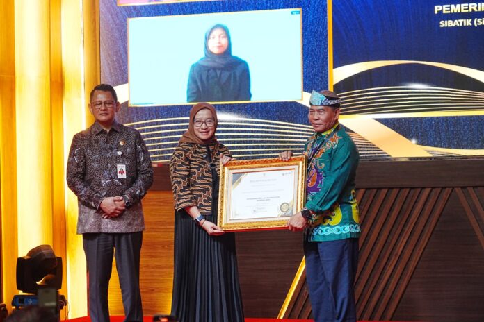 Gubernur Kaltara (kanan) saat menerima penghargaan Inovasi Publik SIBATIK dari OPSI KIPP 2025. (ist)