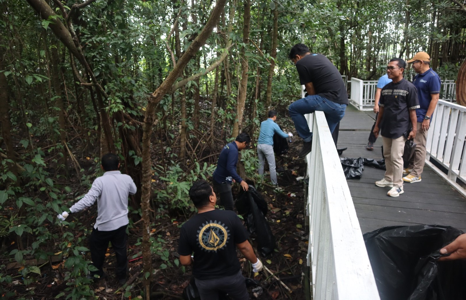 Mangrove Berbas Jadi Titik Aksi Bersih Dispopar di Hari Peduli Sampah