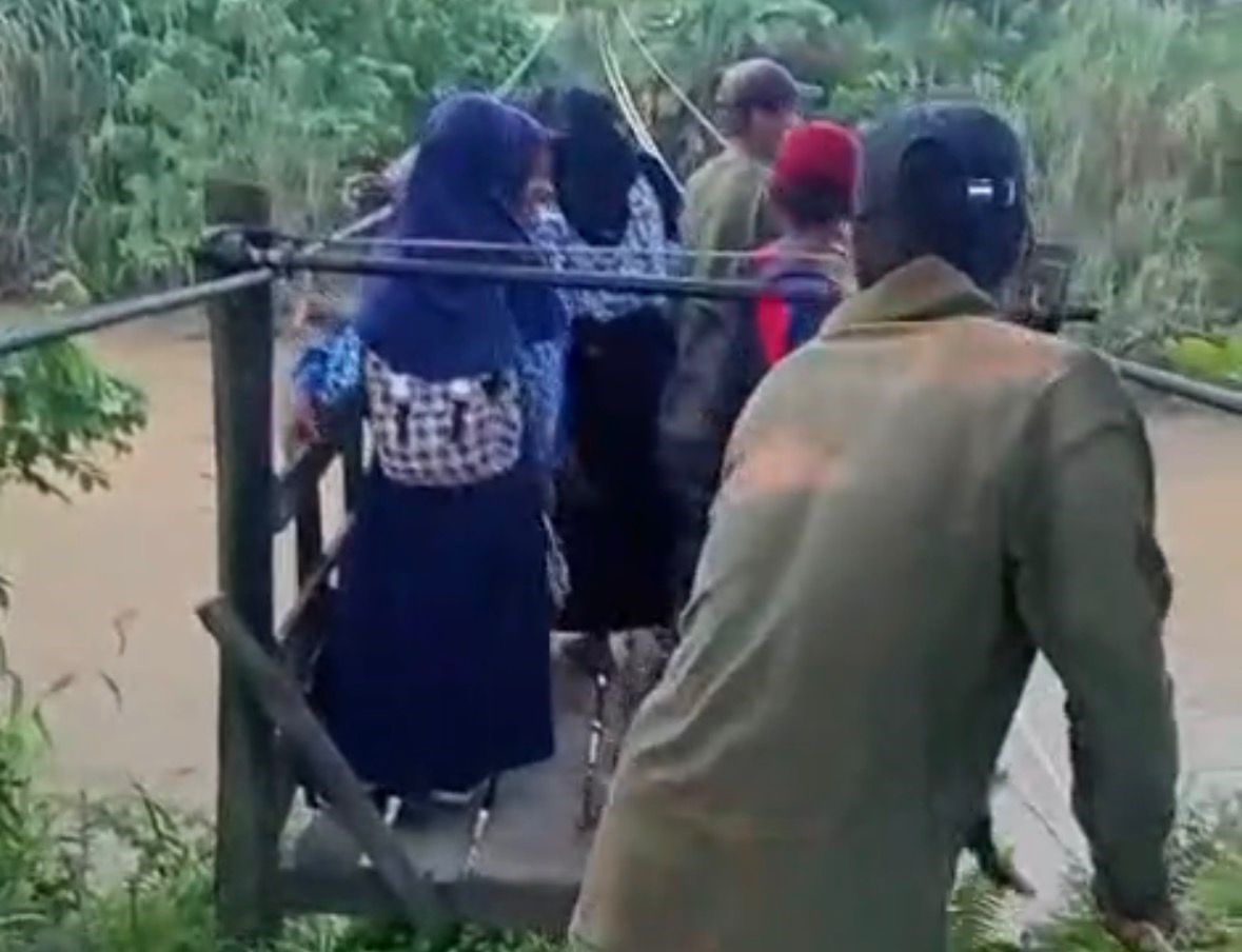 Risiko di Pagi Hari, Pelajar Kukar Bergelayut Demi Pendidikan